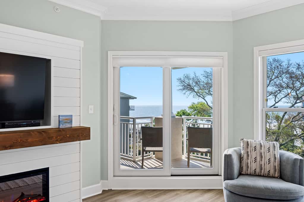 Coastal condo on the beach with panoramic views, beach access & a shared pool