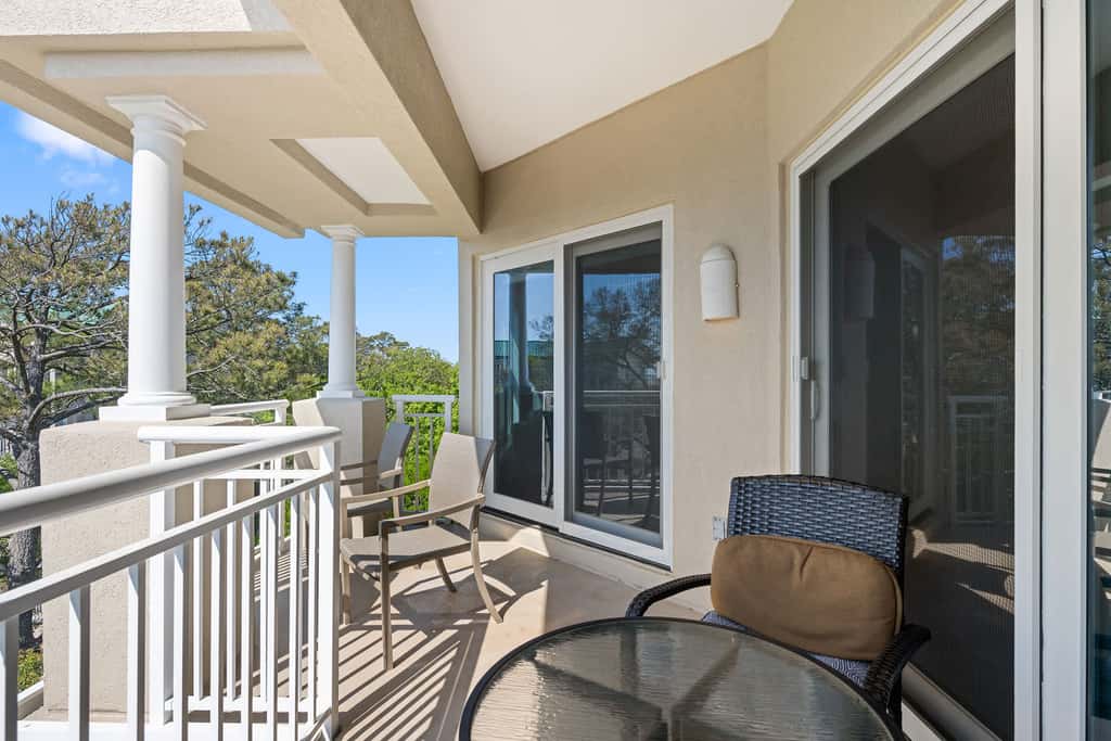 Coastal condo on the beach with panoramic views, beach access & a shared pool