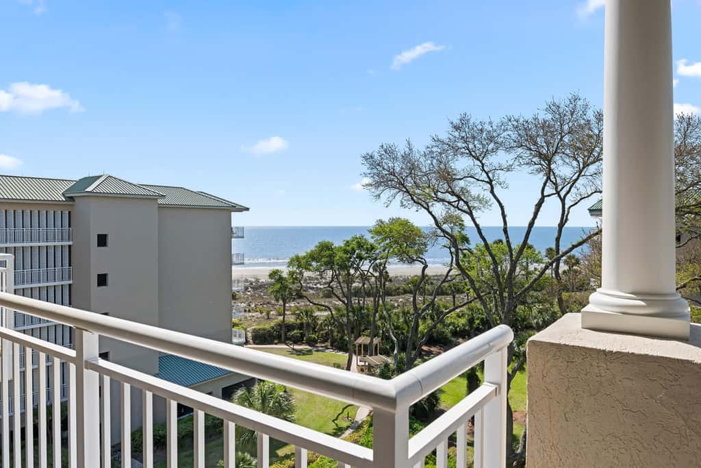 Coastal condo on the beach with panoramic views, beach access & a shared pool
