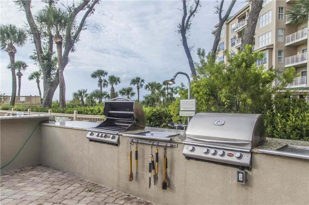 Coastal condo on the beach with panoramic views, beach access & a shared pool
