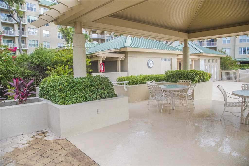 Coastal condo on the beach with panoramic views, beach access & a shared pool