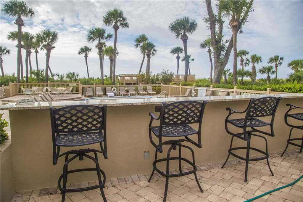 Coastal condo on the beach with panoramic views, beach access & a shared pool
