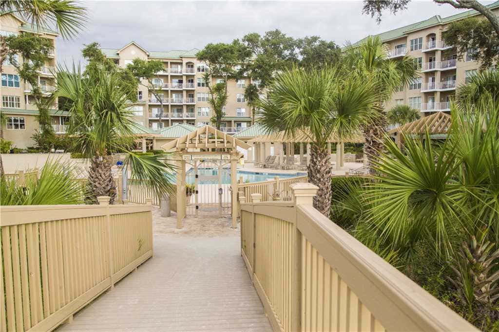 Coastal condo on the beach with panoramic views, beach access & a shared pool