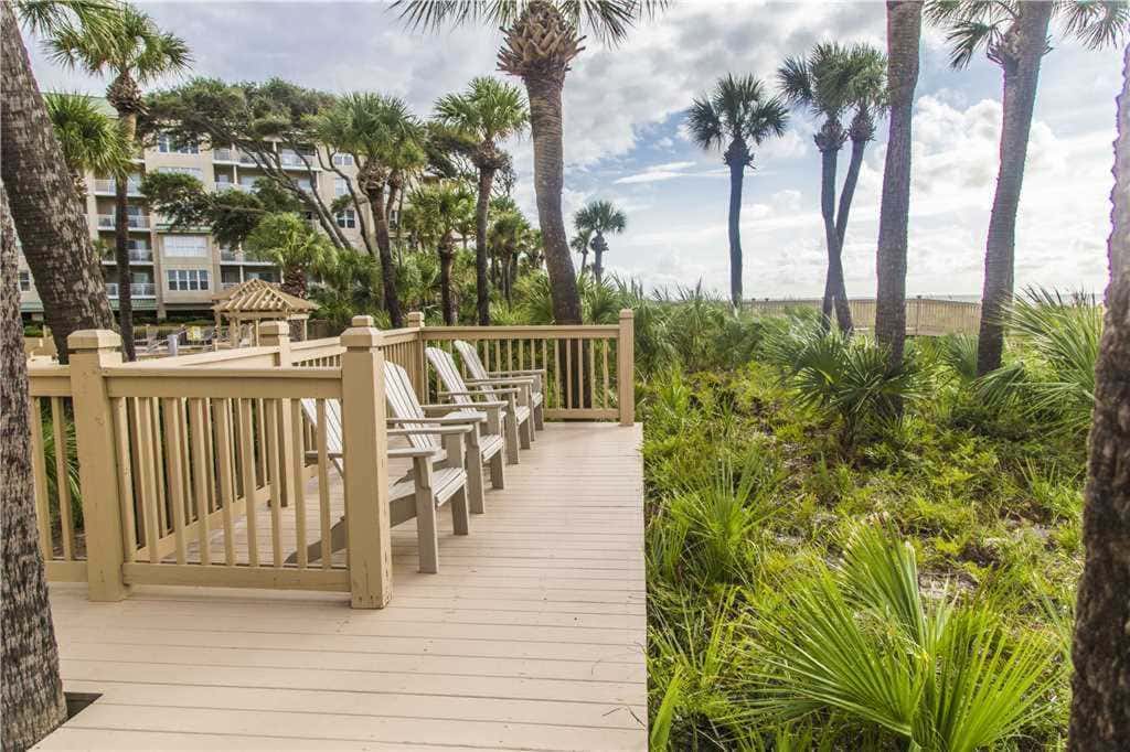 Coastal condo on the beach with panoramic views, beach access & a shared pool