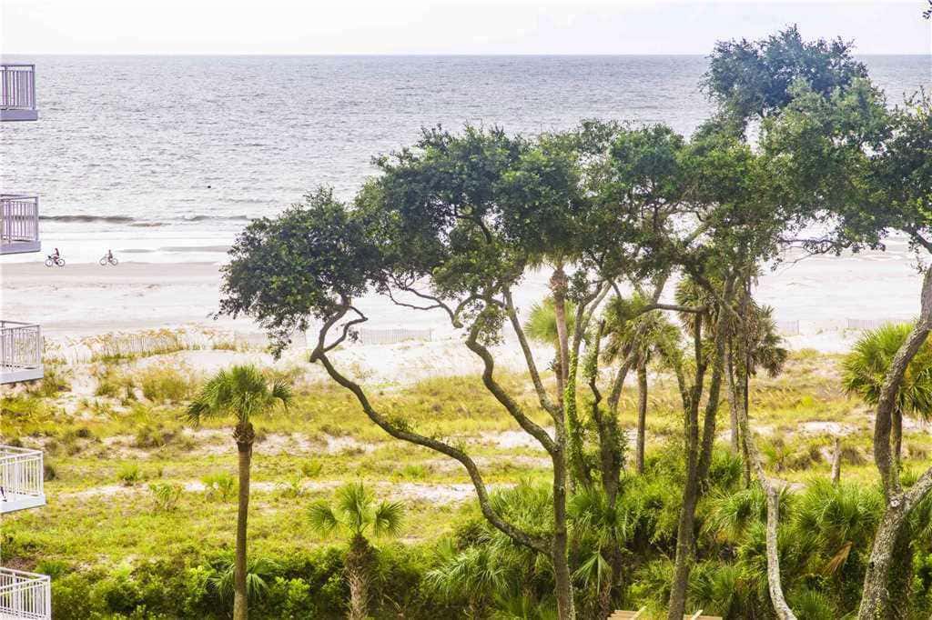 Coastal condo on the beach with panoramic views, beach access & a shared pool