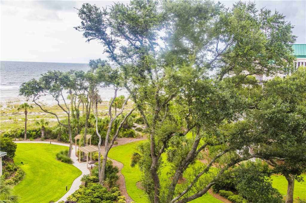 Coastal condo on the beach with panoramic views, beach access & a shared pool