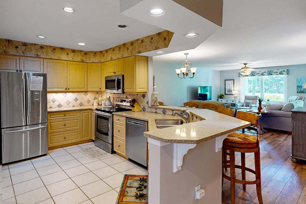 Island Bliss Near the Beach with Golf On Site, Shared Pool,Hot Tub & Private Deck
