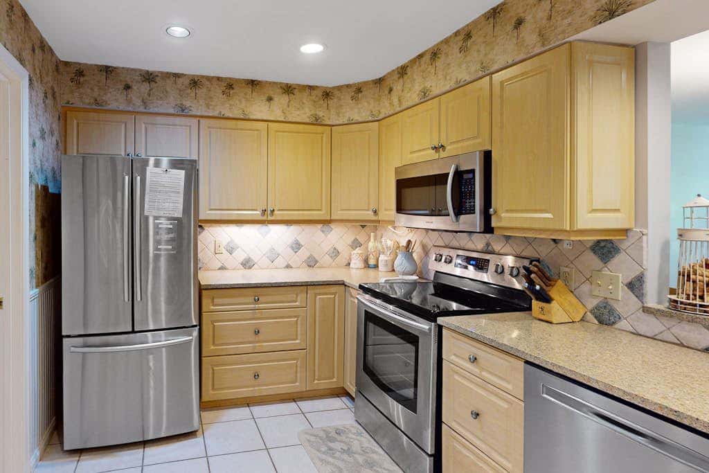 Island Bliss Near the Beach with Golf On Site, Shared Pool,Hot Tub & Private Deck