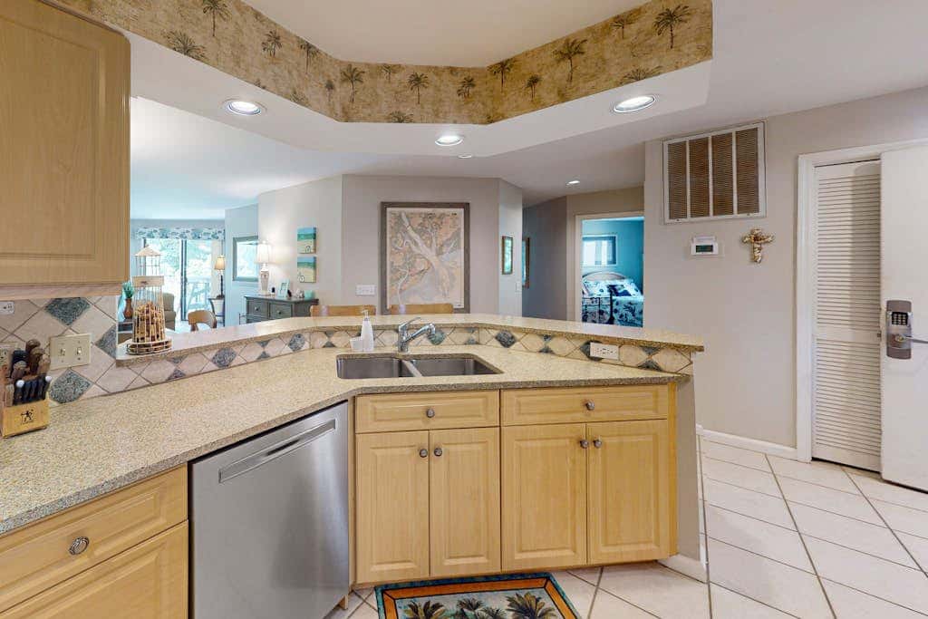 Island Bliss Near the Beach with Golf On Site, Shared Pool,Hot Tub & Private Deck