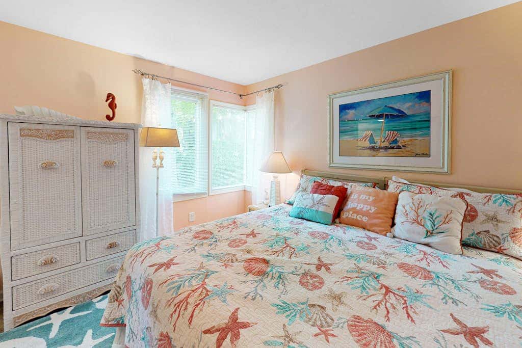 Island Bliss Near the Beach with Golf On Site, Shared Pool,Hot Tub & Private Deck