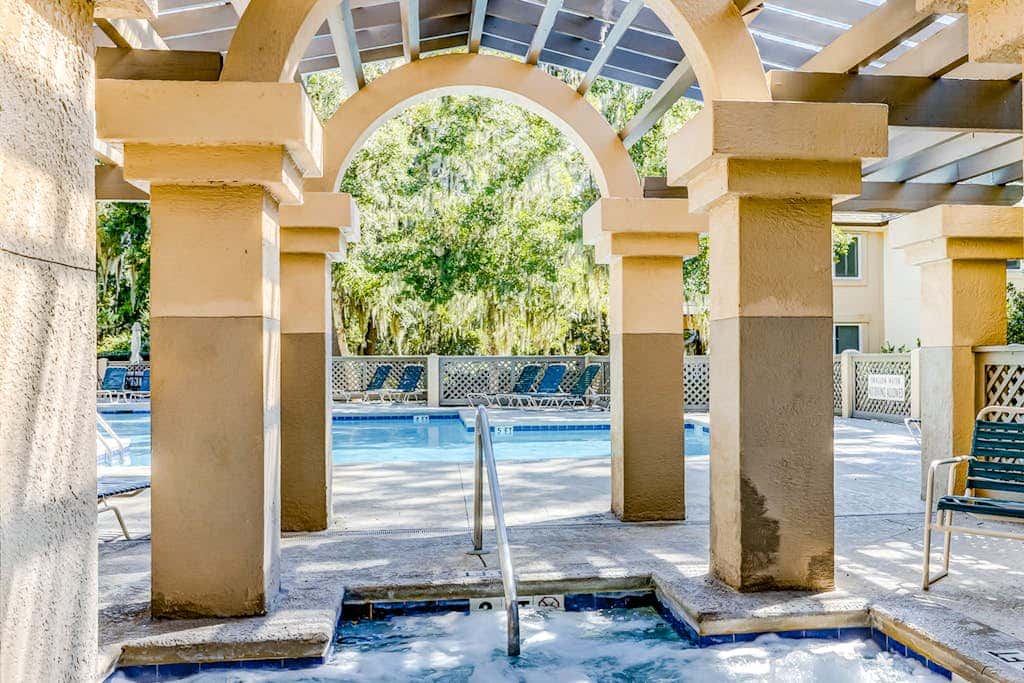 Island Bliss Near the Beach with Golf On Site, Shared Pool,Hot Tub & Private Deck
