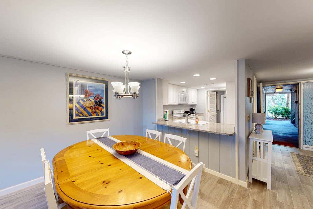 Ground level condo with pool, golf & Sea Pines Beach Club access