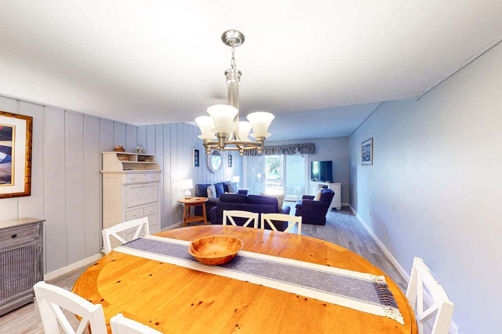 Ground level condo with pool, golf & Sea Pines Beach Club access