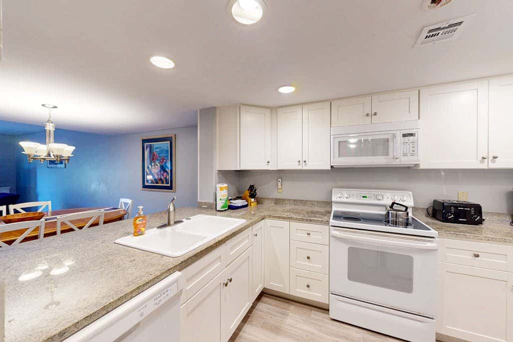 Ground level condo with pool, golf & Sea Pines Beach Club access