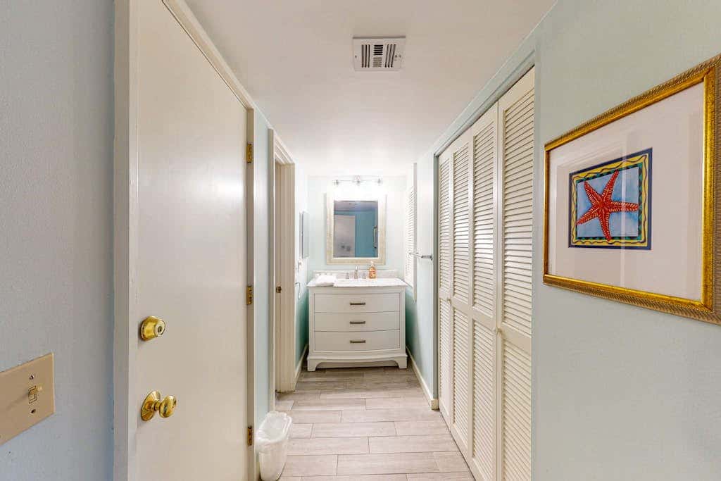 Ground level condo with pool, golf & Sea Pines Beach Club access