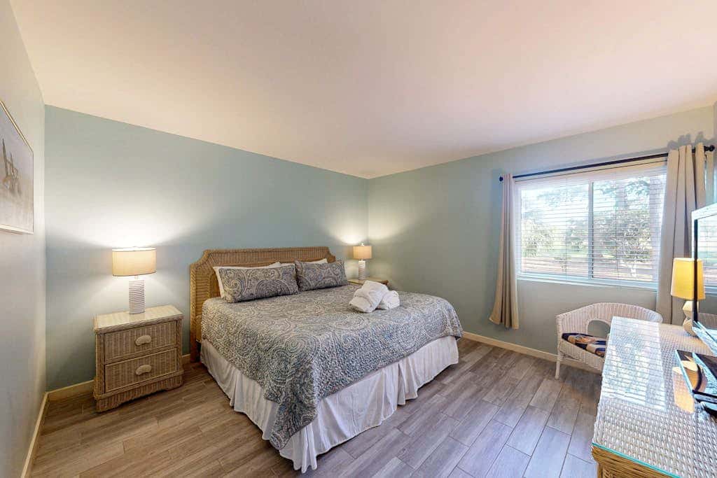 Ground level condo with pool, golf & Sea Pines Beach Club access