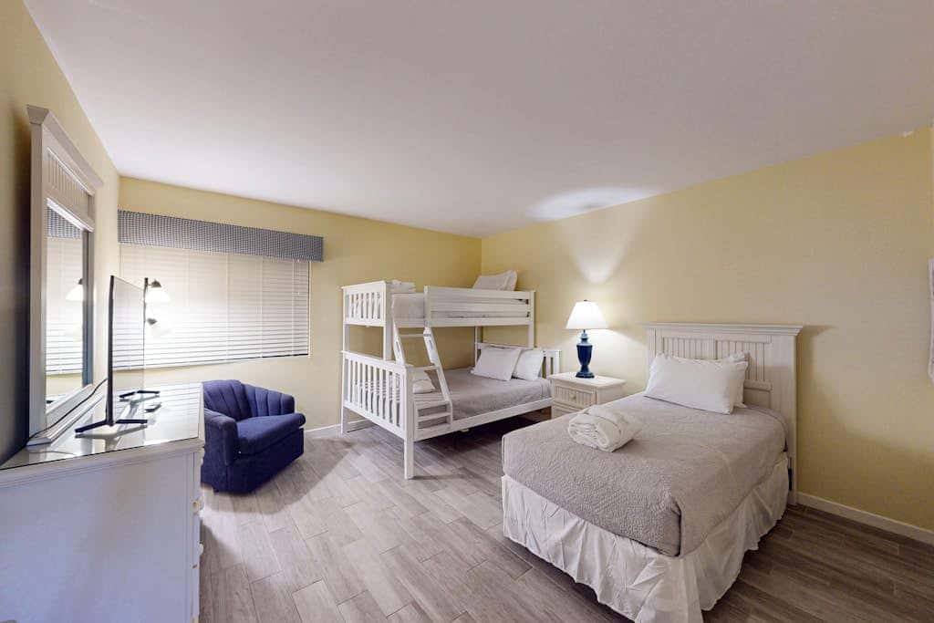 Ground level condo with pool, golf & Sea Pines Beach Club access