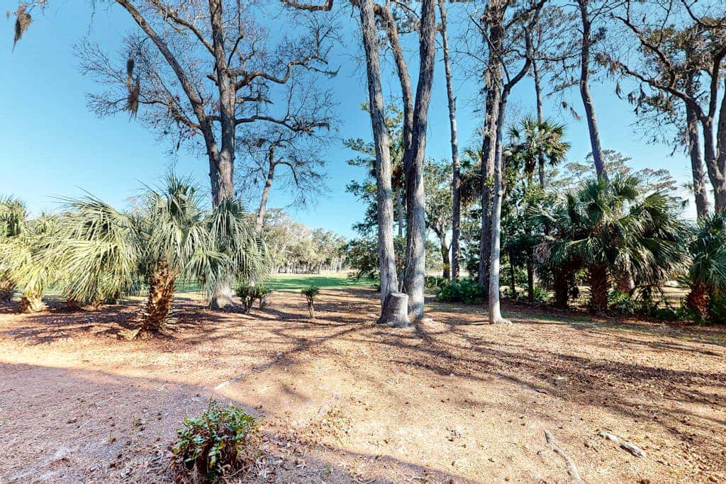 Ground level condo with pool, golf & Sea Pines Beach Club access