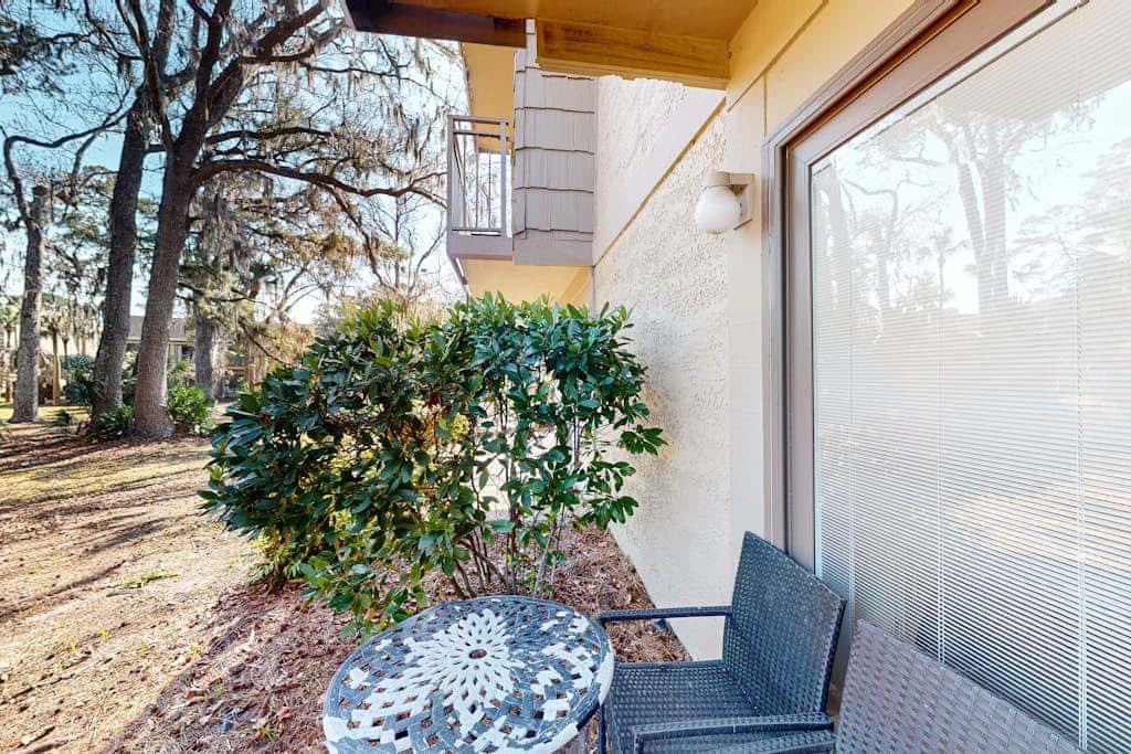 Ground level condo with pool, golf & Sea Pines Beach Club access