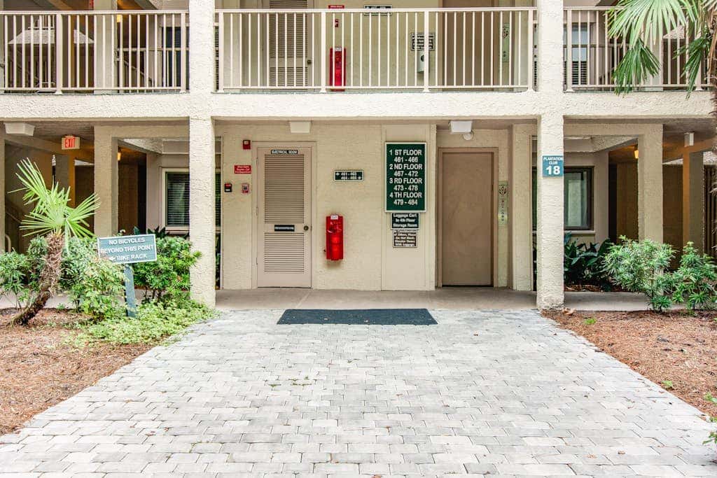 Ground level condo with pool, golf & Sea Pines Beach Club access