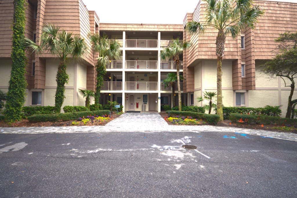 Ground level condo with pool, golf & Sea Pines Beach Club access