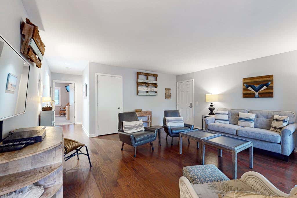 Dog friendly villa with lagoon views & an updated interior near beach & pools