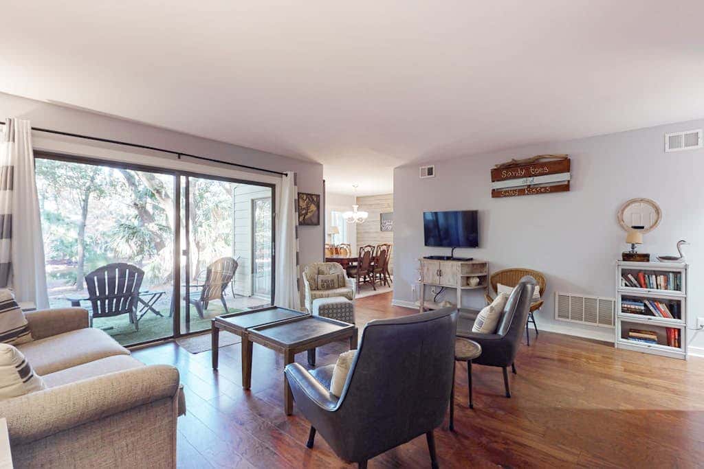 Dog friendly villa with lagoon views & an updated interior near beach & pools