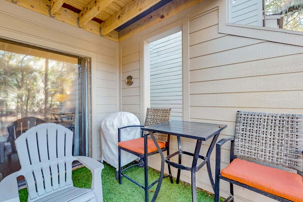 Dog friendly villa with lagoon views & an updated interior near beach & pools