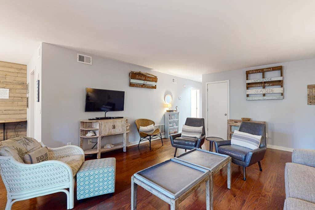 Dog friendly villa with lagoon views & an updated interior near beach & pools