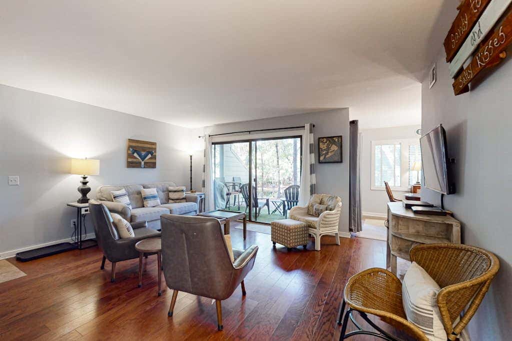 Dog friendly villa with lagoon views & an updated interior near beach & pools
