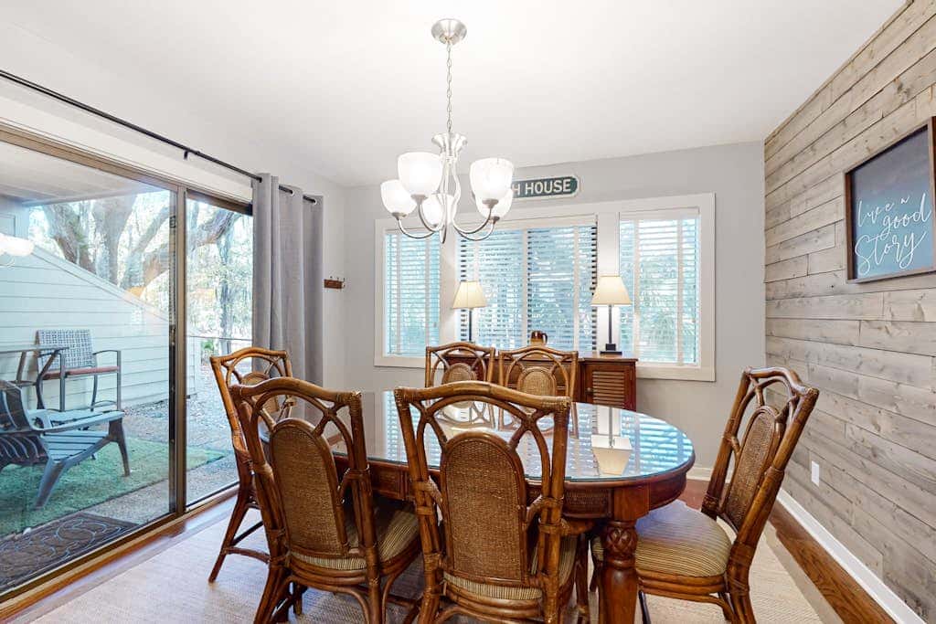 Dog friendly villa with lagoon views & an updated interior near beach & pools