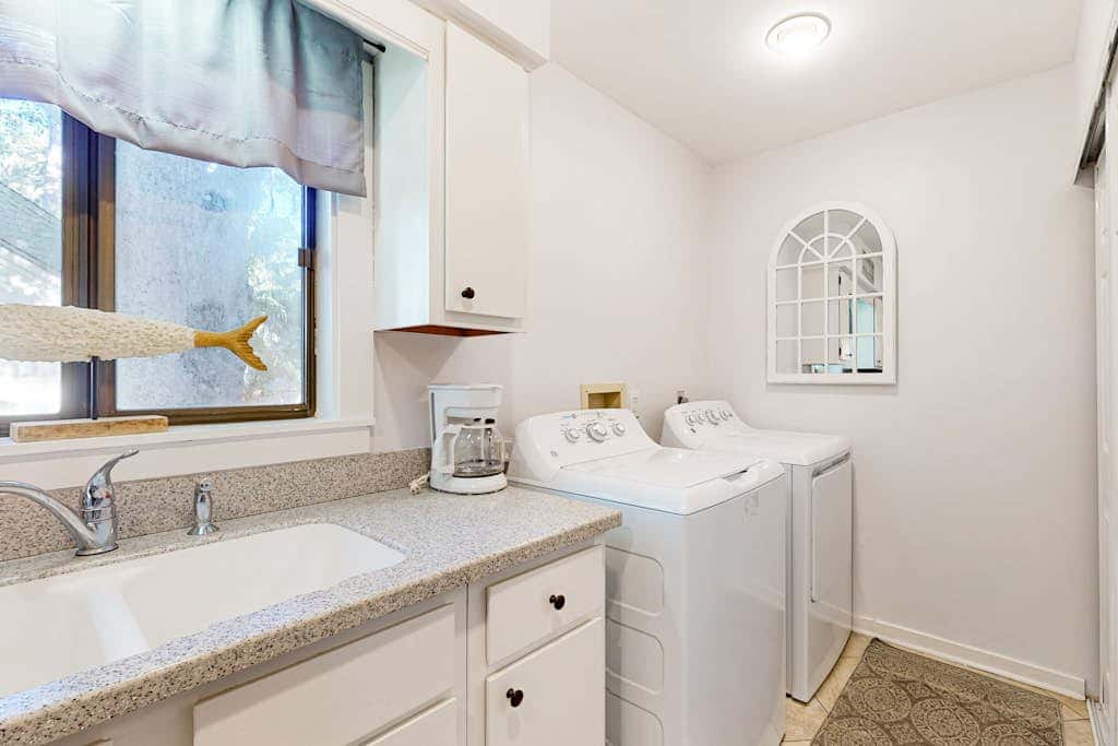 Dog friendly villa with lagoon views & an updated interior near beach & pools