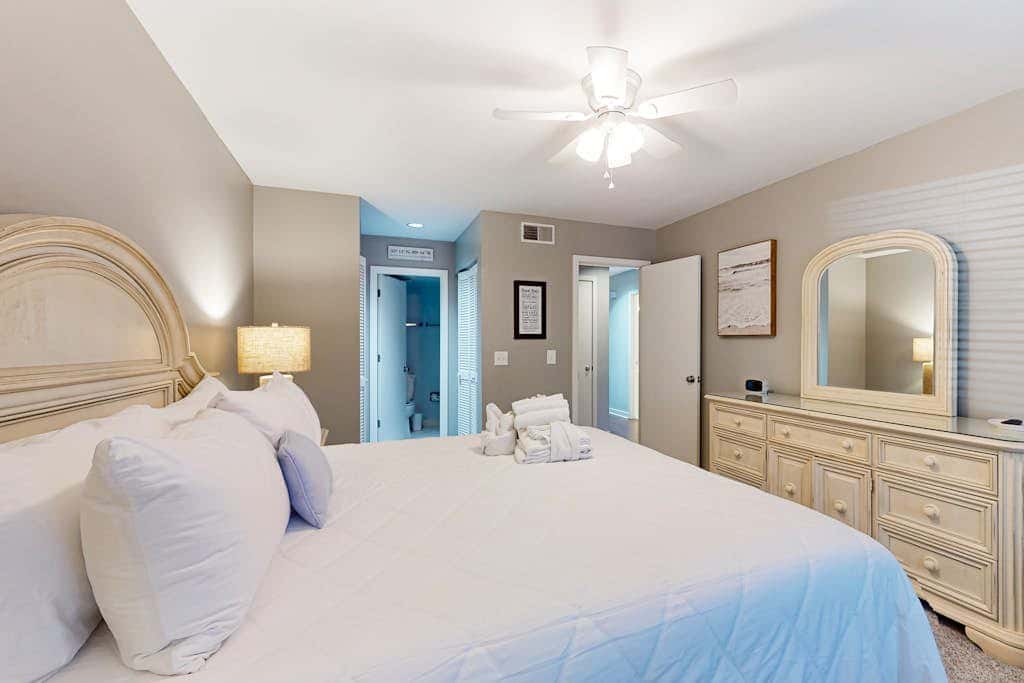 Dog friendly villa with lagoon views & an updated interior near beach & pools