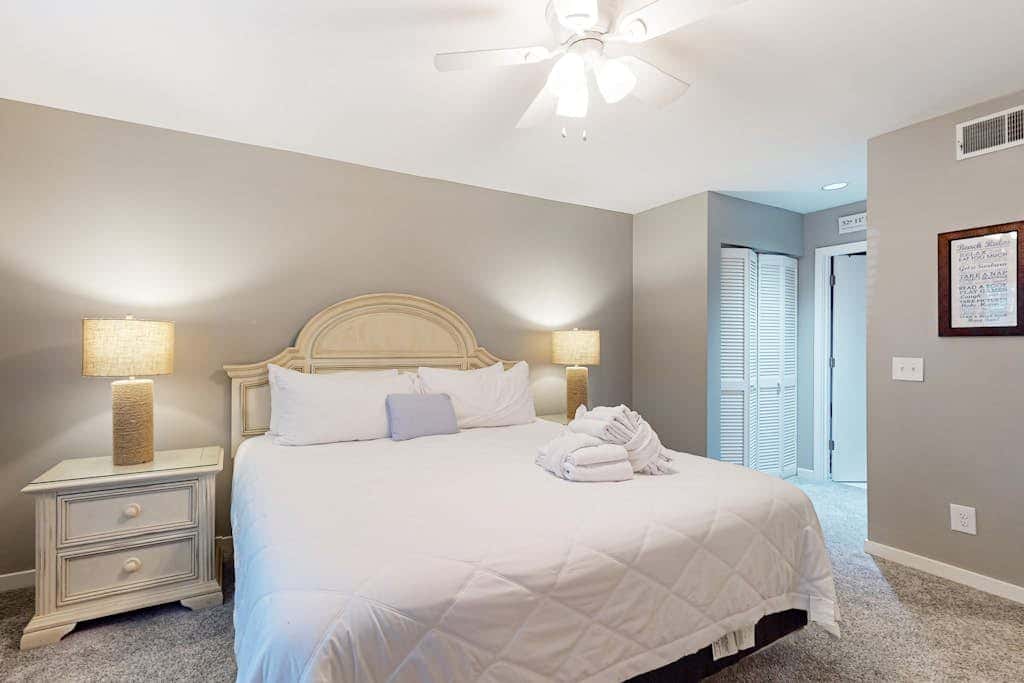 Dog friendly villa with lagoon views & an updated interior near beach & pools