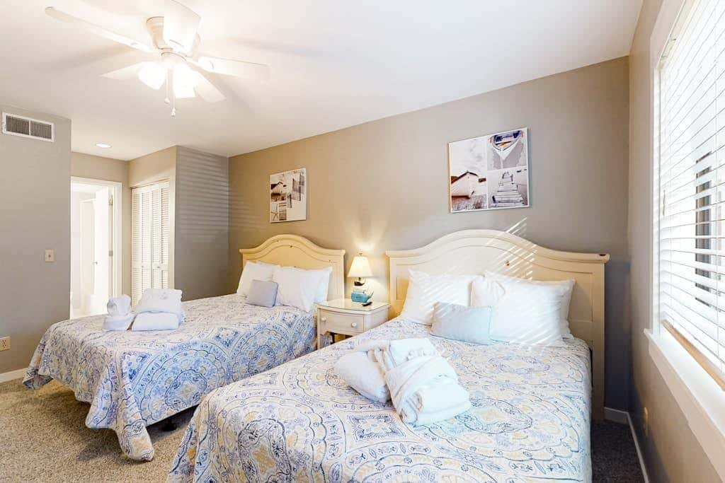 Dog friendly villa with lagoon views & an updated interior near beach & pools