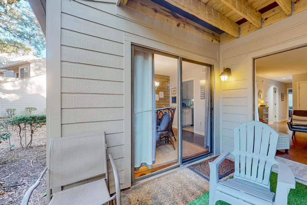 Dog friendly villa with lagoon views & an updated interior near beach & pools