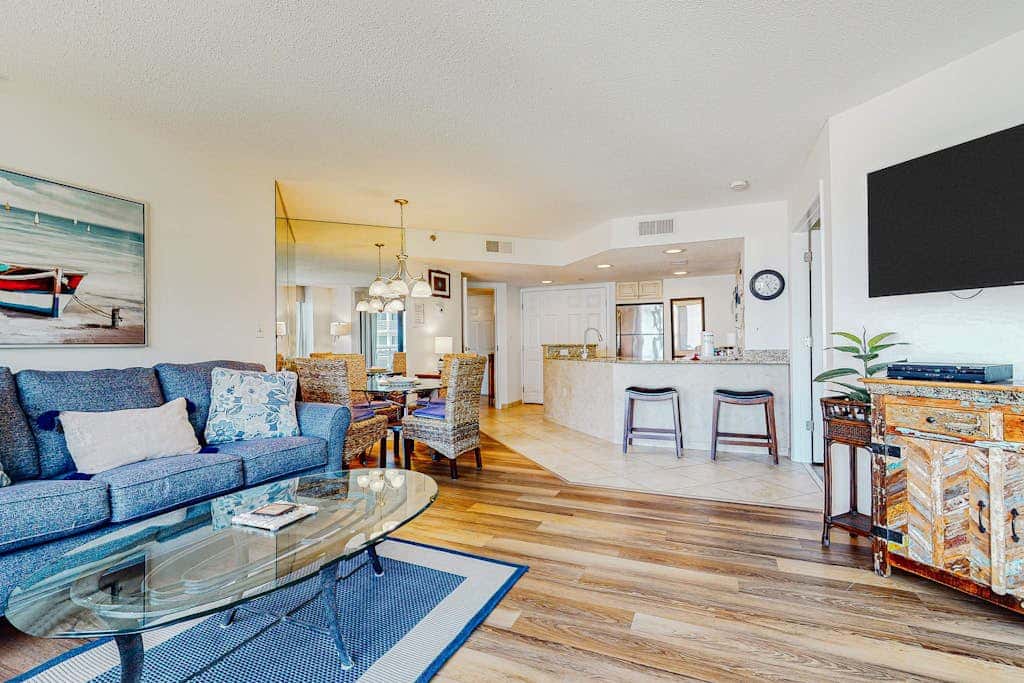 Sunny condo with ocean view balcony & beach access