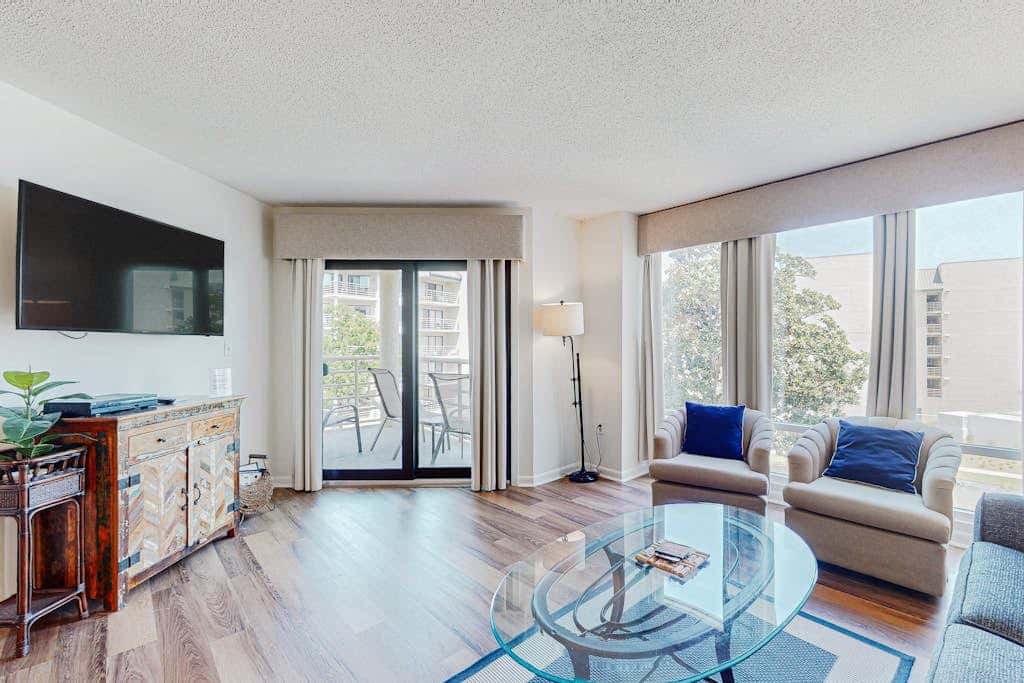 Sunny condo with ocean view balcony & beach access