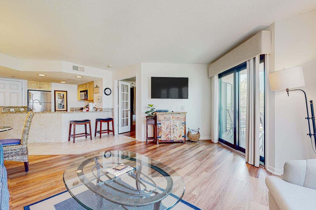 Sunny condo with ocean view balcony & beach access