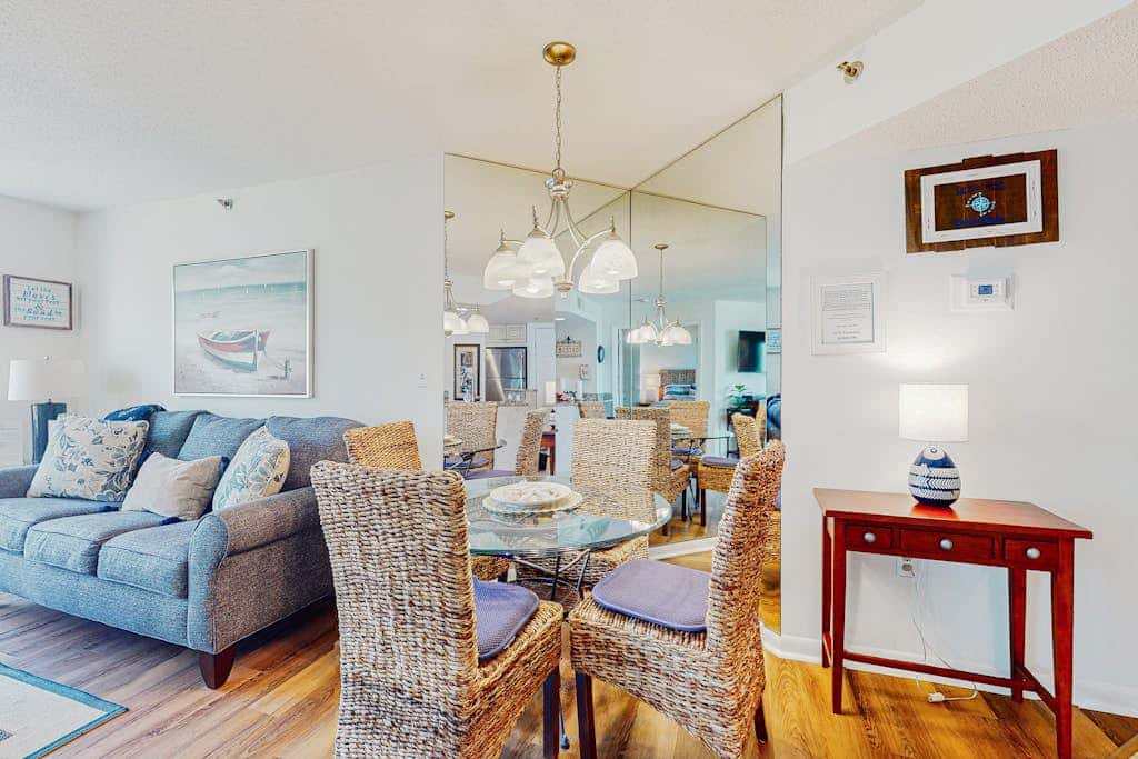 Sunny condo with ocean view balcony & beach access