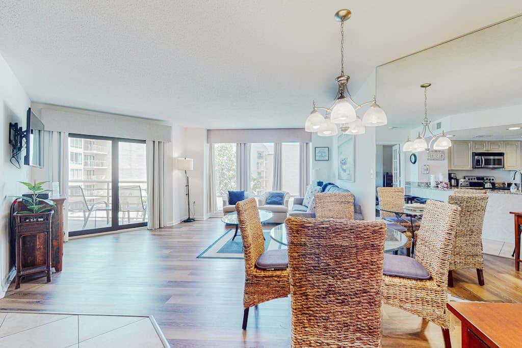Sunny condo with ocean view balcony & beach access