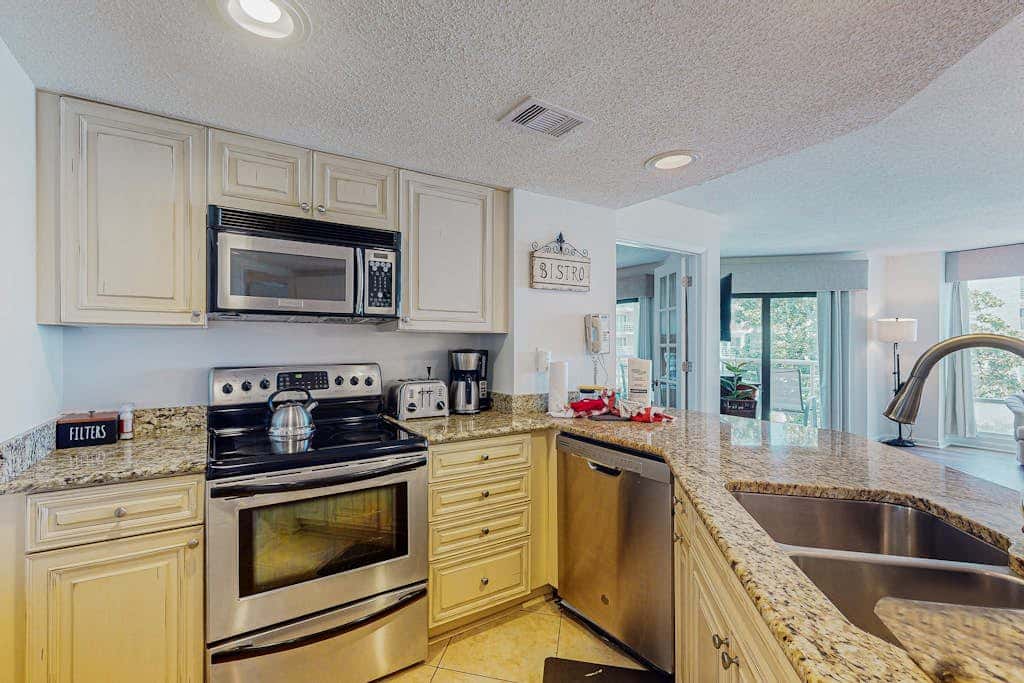 Sunny condo with ocean view balcony & beach access