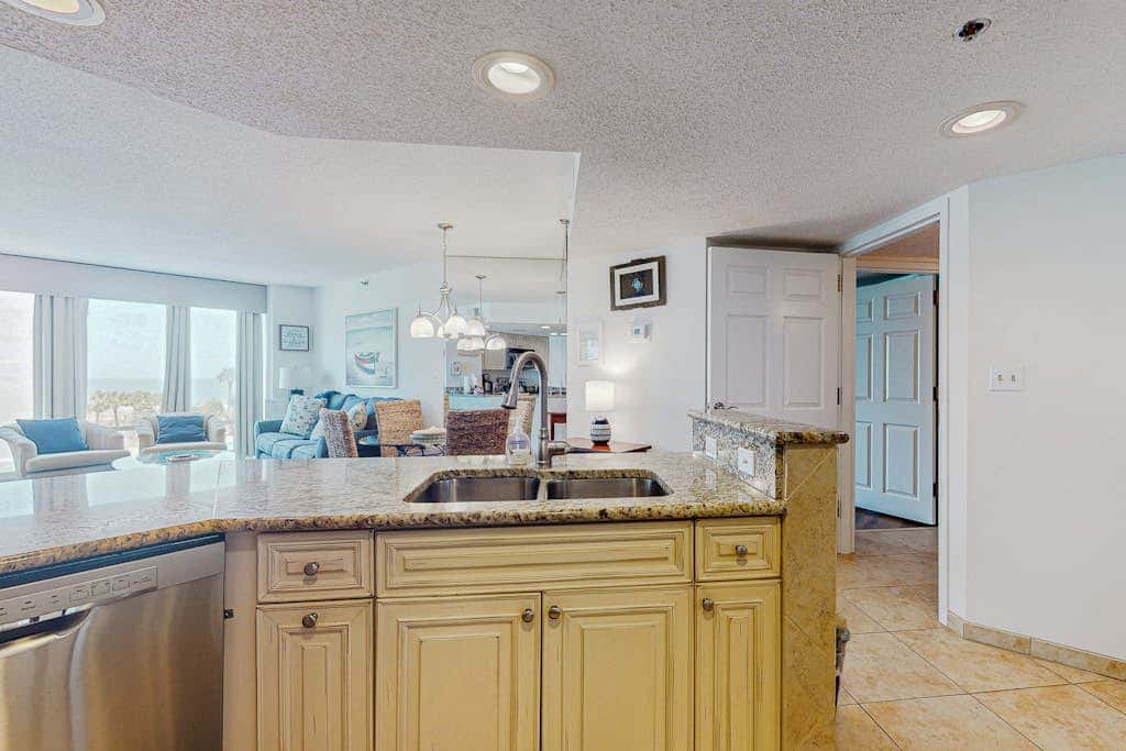 Sunny condo with ocean view balcony & beach access