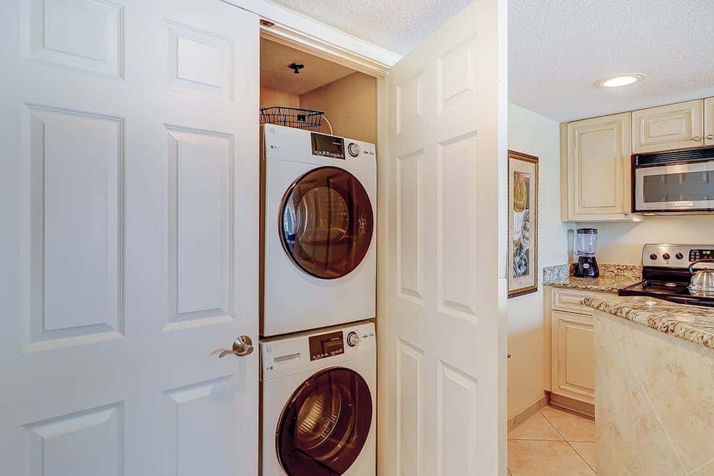 Sunny condo with ocean view balcony & beach access