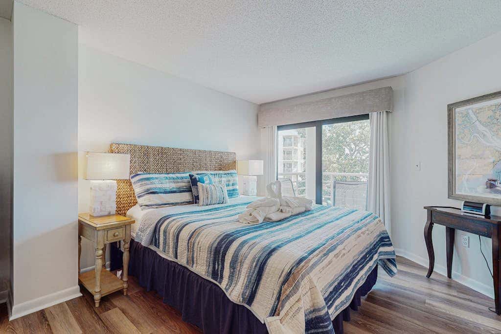 Sunny condo with ocean view balcony & beach access