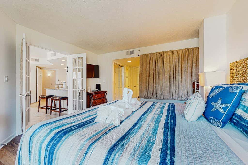 Sunny condo with ocean view balcony & beach access