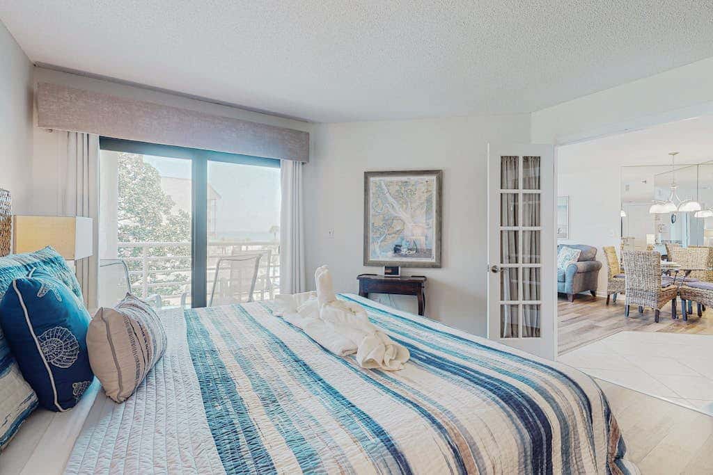 Sunny condo with ocean view balcony & beach access