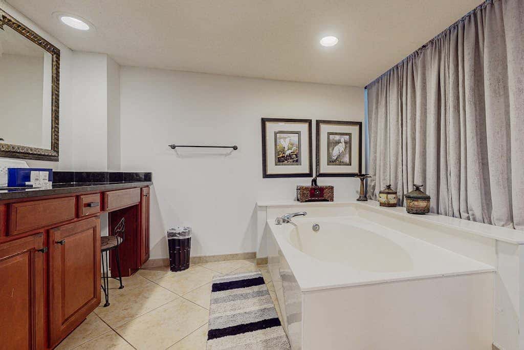 Sunny condo with ocean view balcony & beach access