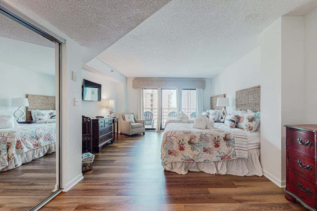 Sunny condo with ocean view balcony & beach access