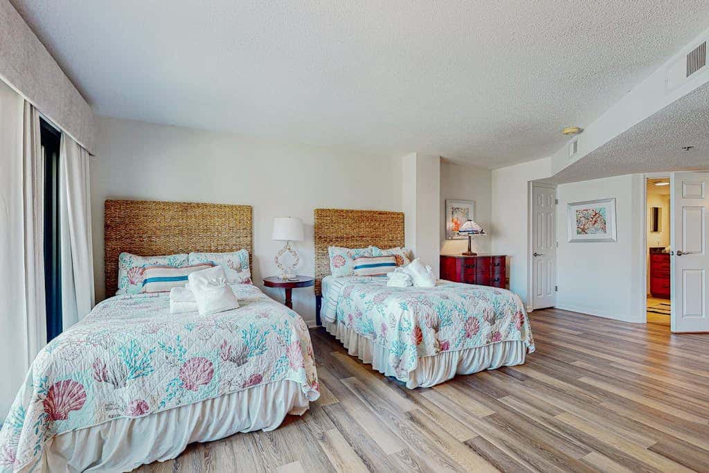 Sunny condo with ocean view balcony & beach access